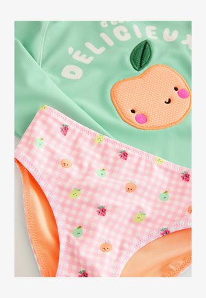Mintgrøn rash guard med broderet fersken-design; pink gingham bikiniunderdel med forskellige frugtmønstre og orange kant.