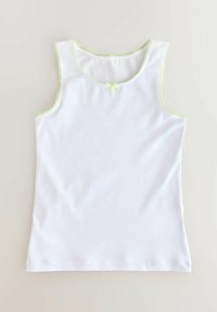 Top bianco in cotone leggero, con scollatura tonda, rifinitura verde e un piccolo fiocco decorativo sul davanti.