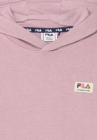 Růžová mikina Fila s měkkou bavlněnou texturou, s přední kapsou, kapucí se šňůrkou a značkovou nášivkou na hrudi.