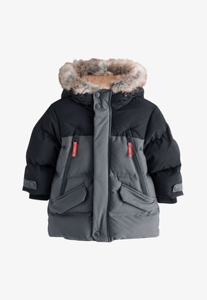 Parka de invierno para niños en negro y gris con capucha forrada de piel, bolsillos frontales con cremallera y tiradores rojos, y cierres de botones a presión en las mangas y en la parte frontal.