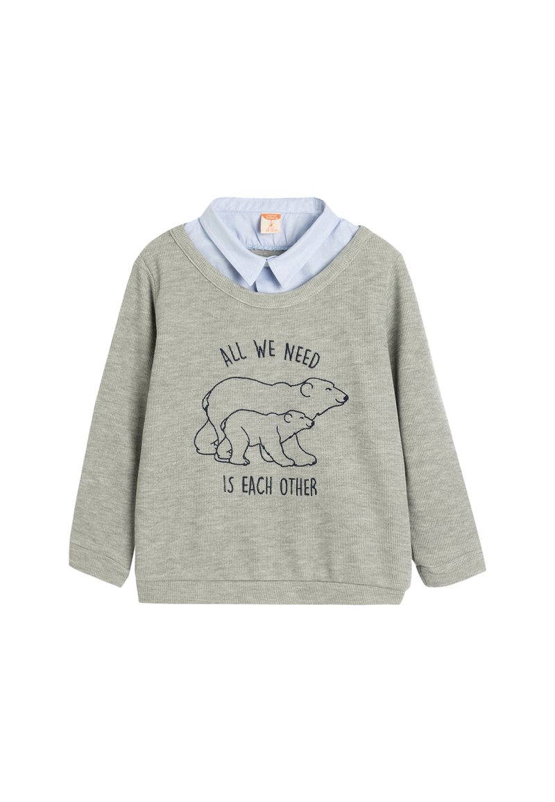 Grijze sweatshirt met lange mouwen, met daaronder een lichtblauw nepkraagshirt en een berenafbeelding met de tekst "Alles wat we nodig hebben is elkaar."