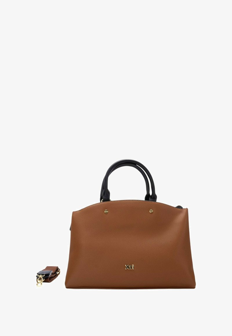 Bolso de mano de cuero marrón con una forma estructurada, asas negras, acentos en dorado y una correa para el hombro desmontable. Logo visible en la parte frontal.