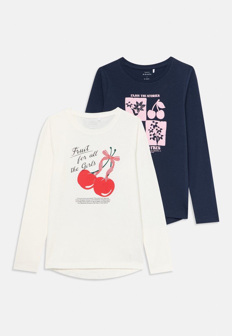 Zwei Langarmshirts: eines in Weiß mit roten Kirschen und Text, das andere in Marineblau mit pinken grafischen Mustern. Aus weichem Baumwollmaterial, mit runden Ausschnitten.