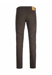 Dunkelgraue Jeans mit Slim-Fit. Die Merkmale umfassen ein braunes Lederpatch am hinteren Bund, zwei Gesäßtaschen und eine glatte Textur.