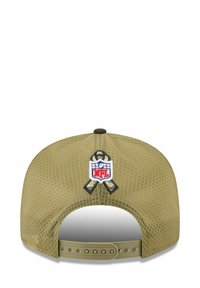 Khaki Snapback-Cap mit strukturierter Optik, einem gestickten NFL-Logo und einem Bändchenakzent auf der Rückseite. Verstellbarer Kunststoffriemen inklusive.