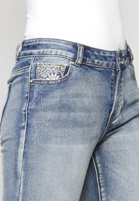Koroshi PIRATE  - Jeans Shorts - azul cl light blue