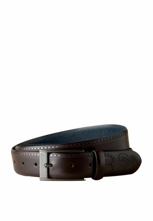 Ceinture en cuir marron avec une surface lisse et des perforations décoratives. Elle dispose d'une boucle en métal argenté de forme rectangulaire et d'un intérieur gaufré.