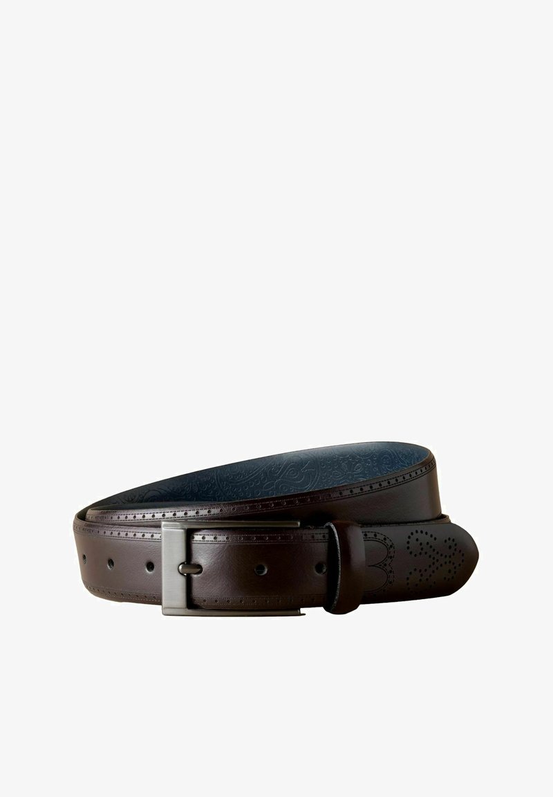 Ceinture en cuir marron avec une surface lisse et des perforations décoratives. Elle dispose d'une boucle en métal argenté de forme rectangulaire et d'un intérieur gaufré.