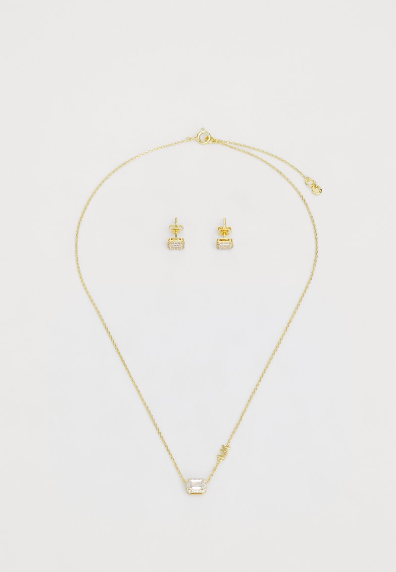 Set de bijuterii cu ton auriu, care include o цепелită cu un pandantiv rectangular delicat și cercei cu pietre cubic zirconia asortați.