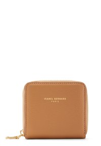 Portefeuille en cuir tan avec une surface texturée, logo doré à l'avant et fermeture éclair. Forme rectangulaire compacte avec un éclat subtil.