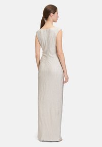 Długa, dopasowana sukienka z połyskującego srebrnego materiału, z dekoltem w serek, krótkimi rękawami i smukłą sylwetką o fakturowanym wykończeniu.