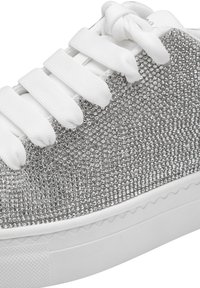 Sølv sneakers med en teksturert overdel dekorert med små rhinestones, hvite snøringer og en hvit gummisåle. Glatt, rund form.