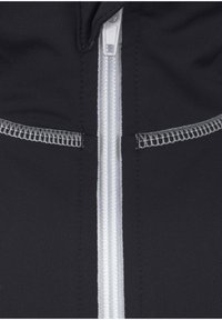 Schwarze Zip-Jacke mit einem zentralen weißen Reißverschluss, flachen Nähten und einer glatten Stofftextur. Das Design legt Wert auf Minimalismus und Funktionalität.