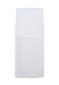 Tovaglia in cotone bianco con motivo a griglia, caratterizzata da una superficie testurizzata e una sezione solida nella parte inferiore, adatta per l'uso in sala da pranzo.