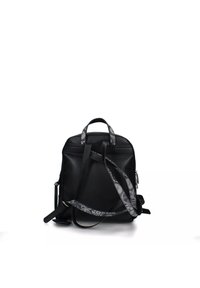 Zaino in pelle nera con texture liscia, doppi manici superiori e spallacci regolabili a fantasia. Presenta un vano con cerniera e un design minimalista.