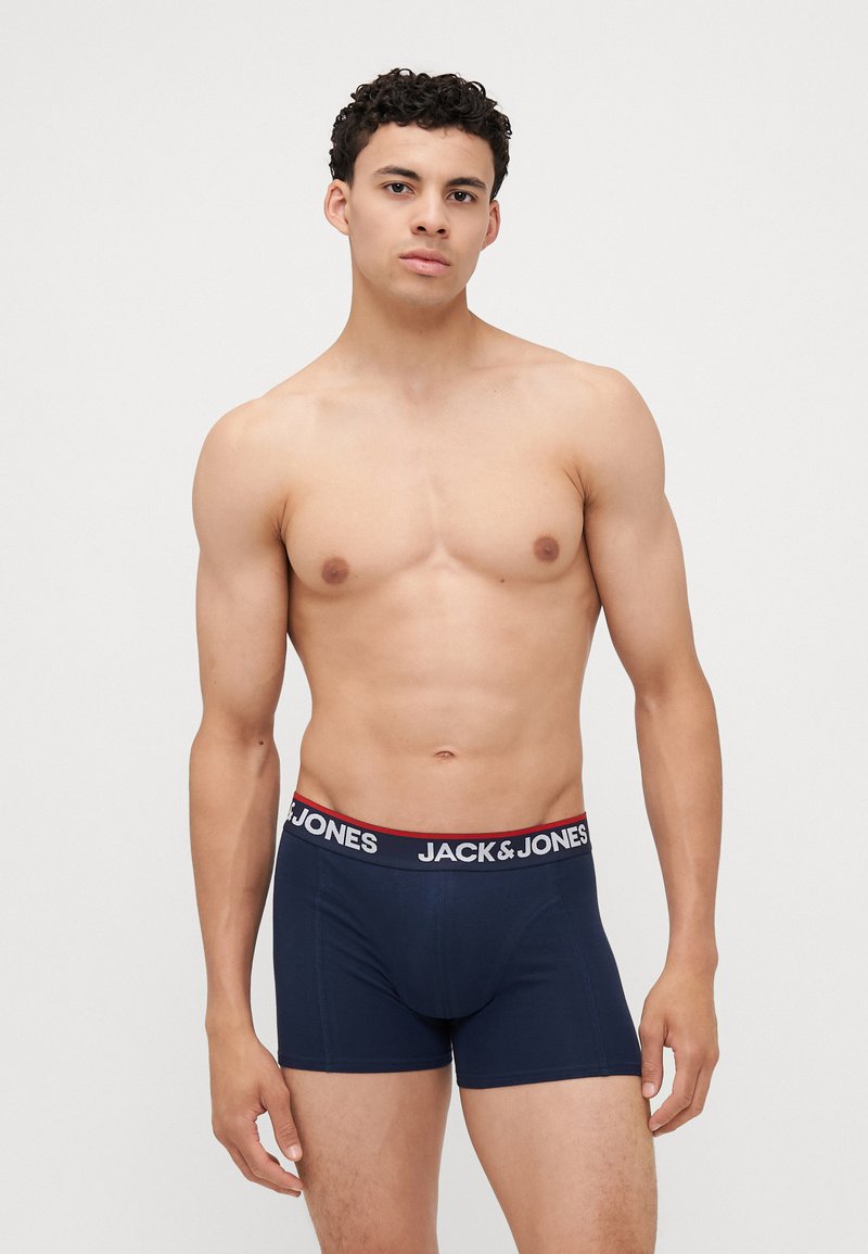 Granatowe bokserki wykonane z bawełny, z miękkim elastycznym pasa, z logo "JACK & JONES" w kolorze białym i czerwonym.