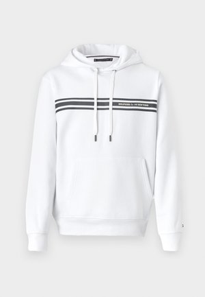 Fehér kapucnis pulóver, pamutból készült, elülső zsebbe helyezhető, húzózsinórral ellátott kapucnival, vízszintes fekete csíkokkal a mellrészen, márkájának logójával.