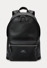 Musta teksturoitua nahkaa oleva reppu, jossa edessä vetoketjutasku ja Polo Ralph Lauren -logo taskussa, pääosassa kaksi vetoketjua.