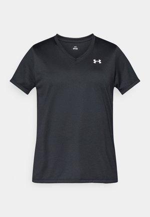 Černé tričko s výstřihem do V vyrobené z hladké, lehké látky. Má krátké rukávy a malý bílý motiv na levé horní části hrudi.