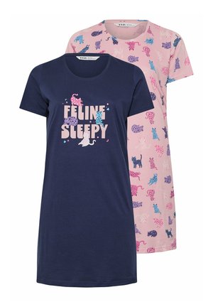 Due vestaglie a manica corta: una blu navy con la scritta "Feline Sleepy" e illustrazioni di gatti, l'altra rosa con motivi di gatti multicolori.