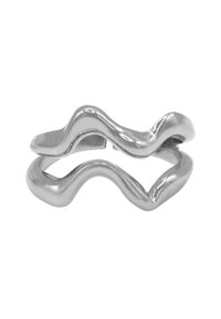 Sølvfarget metallring med en bølgete design, som har glatte, polerte flater og en åpen form som skaper en unik visuell flyt.
