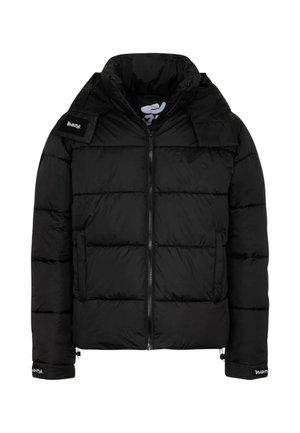 Giubbotto imbottito nero con colletto strutturato, zip frontale, tasche laterali e dettagli con logo su spalle e polsini.