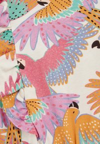 Tela colorida con grandes y detallados pájaros en rosa, naranja y azul entre vibrantes patrones florales sobre un fondo claro.