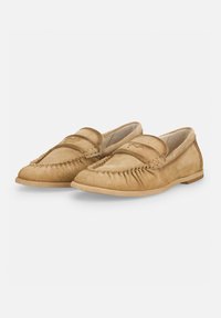 Hellbraune Wildleder-Loafer mit gesticktem Design, flacher Sohle und leichtem Raffung vorne. Hochwertiges Material mit minimalem Metallbesatz.