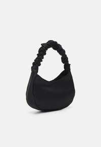 Czarna torba o miękkim, zaokrąglonym kształcie. Pasek to zebrana tkanina, a zewnętrzna powierzchnia ma gładką teksturę. Brak widocznych elementów metalowych lub wzorów.