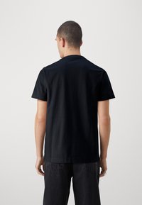 Abercrombie & Fitch LIFELIKE ICON CREW NEUTRALS - Jednoduché tričko - casual black