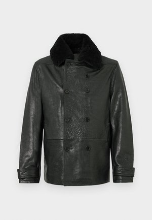 Doppelt geknöpfte schwarze Lederjacke mit strukturierter Oberfläche und einem weichen schwarzen Pelzkragen. Verfügt über Seitentaschen und Knopfverschlüsse.