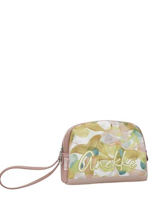 Bolso de pulsera pequeño en color rosa pastel con un patrón abstracto en amarillo, verde y azul, y el logo de Anekke en el frente.