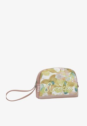 Bolso de pulsera pequeño en color rosa pastel con un patrón abstracto en amarillo, verde y azul, y el logo de Anekke en el frente.