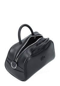 Borsa a tracolla in pelle nera con un design strutturato, dotata di una chiusura alta a zip, manici doppi e un accento in metallo argentato.