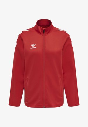 Röd zip-up jacka i slätt tyg, med vita randiga detaljer på axlarna och en logotyp. Inkluderar sidfickor och en hög krage.