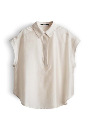 Ärmellose weiße Bluse mit spitzem Kragen und verdeckten vorderen Knöpfen, aus glattem, leichtem Stoff, flach auf weißem Hintergrund liegend.