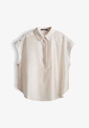 Ärmellose weiße Bluse mit spitzem Kragen und verdeckten vorderen Knöpfen, aus glattem, leichtem Stoff, flach auf weißem Hintergrund liegend.