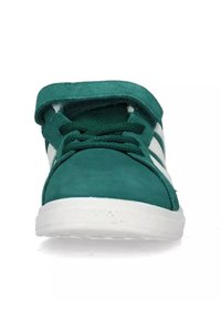 Teal tenisky s bielou podrážkou a pruhmi, pohľad zpredu, s šnúrkami a suchým zipsom na bielom pozadí.