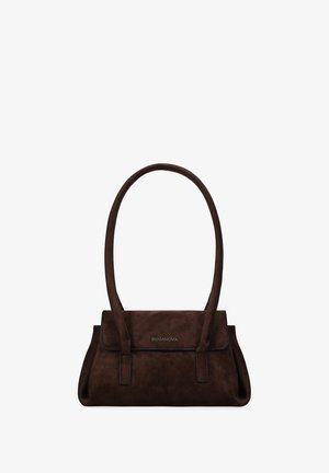 Bolso de ante marrón con un diseño estructurado, que presenta un cierre de solapa y dos correas largas. Marca simple en la parte frontal. Textura suave.