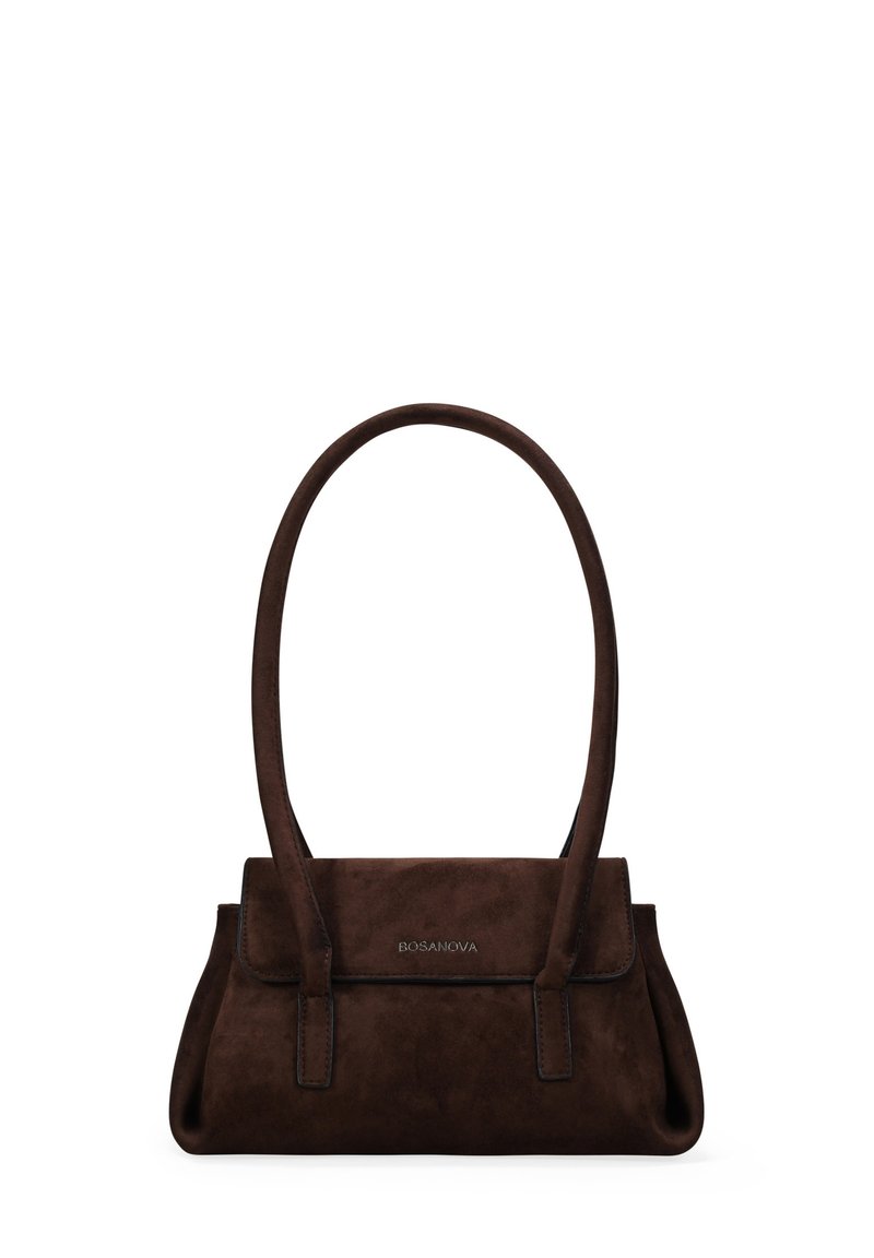 Bolso de ante marrón con un diseño estructurado, que presenta un cierre de solapa y dos correas largas. Marca simple en la parte frontal. Textura suave.