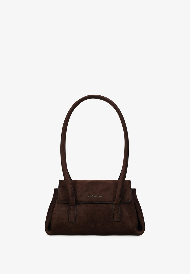 Bolso de ante marrón con un diseño estructurado, que presenta un cierre de solapa y dos correas largas. Marca simple en la parte frontal. Textura suave.