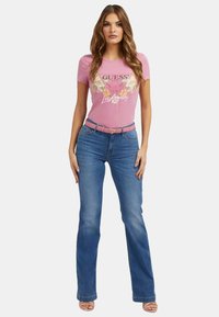 Guess HOCHGESCHNITTENE MIT STRASSDETAIL IN AUS ELASTISCHEM  - Džíny Bootcut - blau