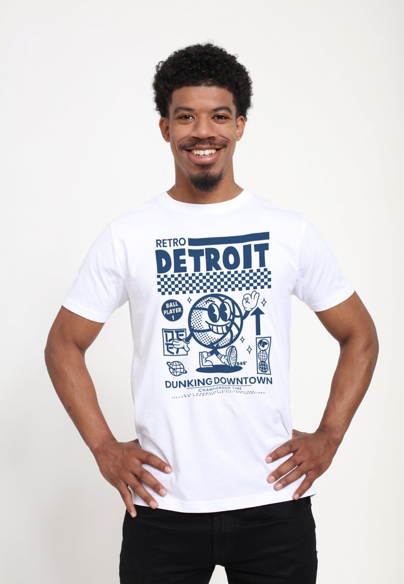 Witte katoenen t-shirt met een blauw grafisch ontwerp met "Retro DETROIT," een cartoonbasketballer en de tekst "DUNKING DOWNTOWN."