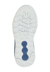 Suela de goma blanca con patrones de agarre texturizados, que presenta un acento azul y orificios de ventilación para la transpirabilidad. Se puede ver la marca Geox.