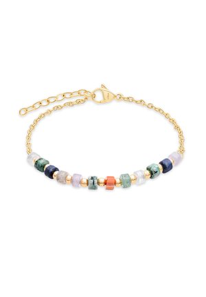 Guld kædearmbånd med flerfarvede cylindriske og runde perler i grønne, blå, lilla, koral og hvide nuancer, sikret med en karabinlås.