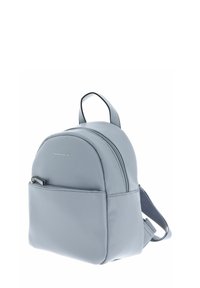 Sac à dos en cuir gris clair avec une forme arrondie, fermeture zippée, poche avant et bretelles ajustables. Présente une surface texturée et un marquage.