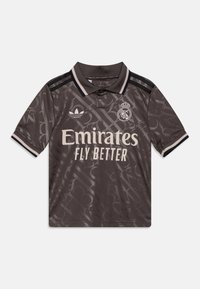 Polo shirt gris foncé avec un motif subtil, trois rayures noires sur les épaules, et "Emirates Fly Better" imprimé en beige clair.