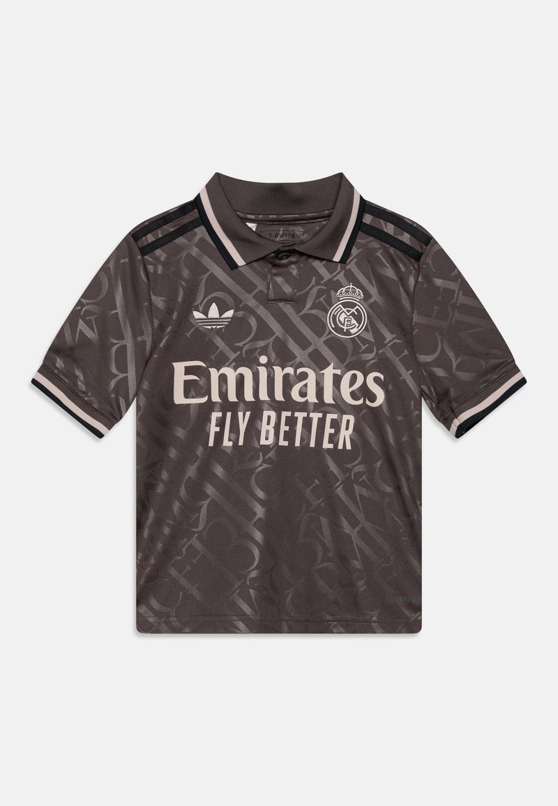 Polo shirt gris foncé avec un motif subtil, trois rayures noires sur les épaules, et "Emirates Fly Better" imprimé en beige clair.
