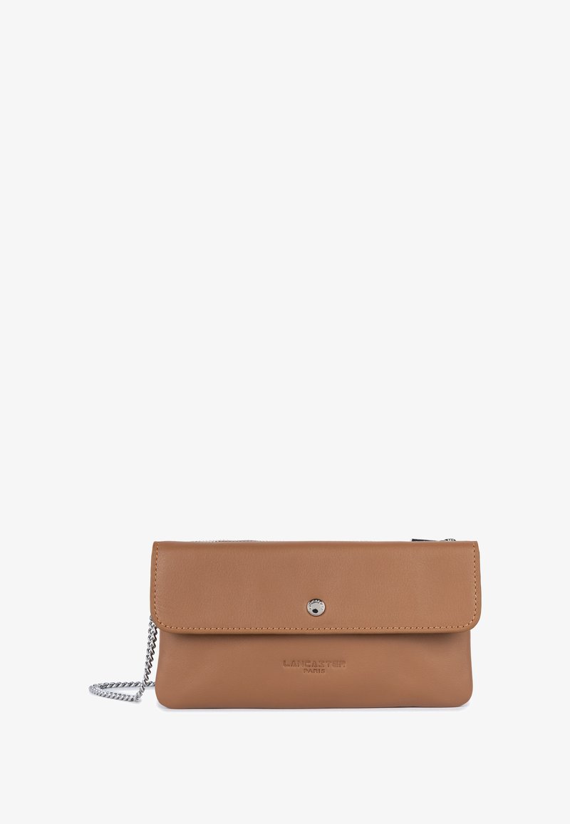 Tasche aus hellbraunem Leder mit einem umklappbaren Deckel, silberner Kettenriemen und geprägtem Logo. Glatte Textur mit einem eleganten rechteckigen Design.