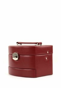 Trousse à cosmétiques en cuir synthétique rouge au design incurvé, avec un loquet en argent et une poignée. Elle présente une texture lisse et des accents de couture.